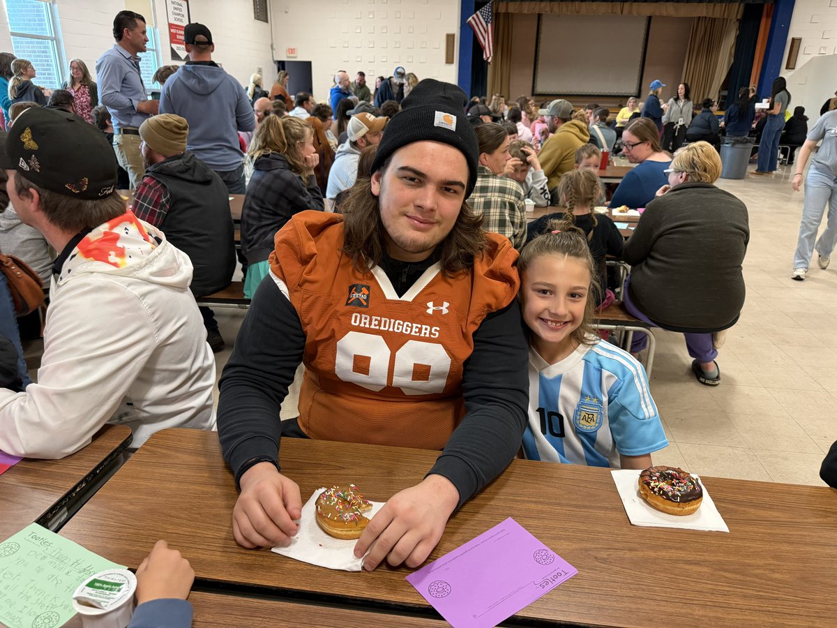 CoachKyleSamson's tweet image. Our guys had a blast helping out the last 3 days with Donuts with Grownups at West Elementary! 
#Community
#Family