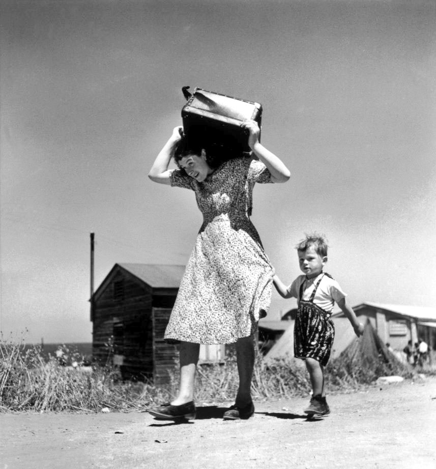 CarmelaCusmai's tweet image. ... La forza 
non viene dal vigore fisico,
        viene da una volontà 
         indomabile...

Gandhi 

#Foto a #CasaLettori 
@CasaLettori 

Robert Capa , Budapest