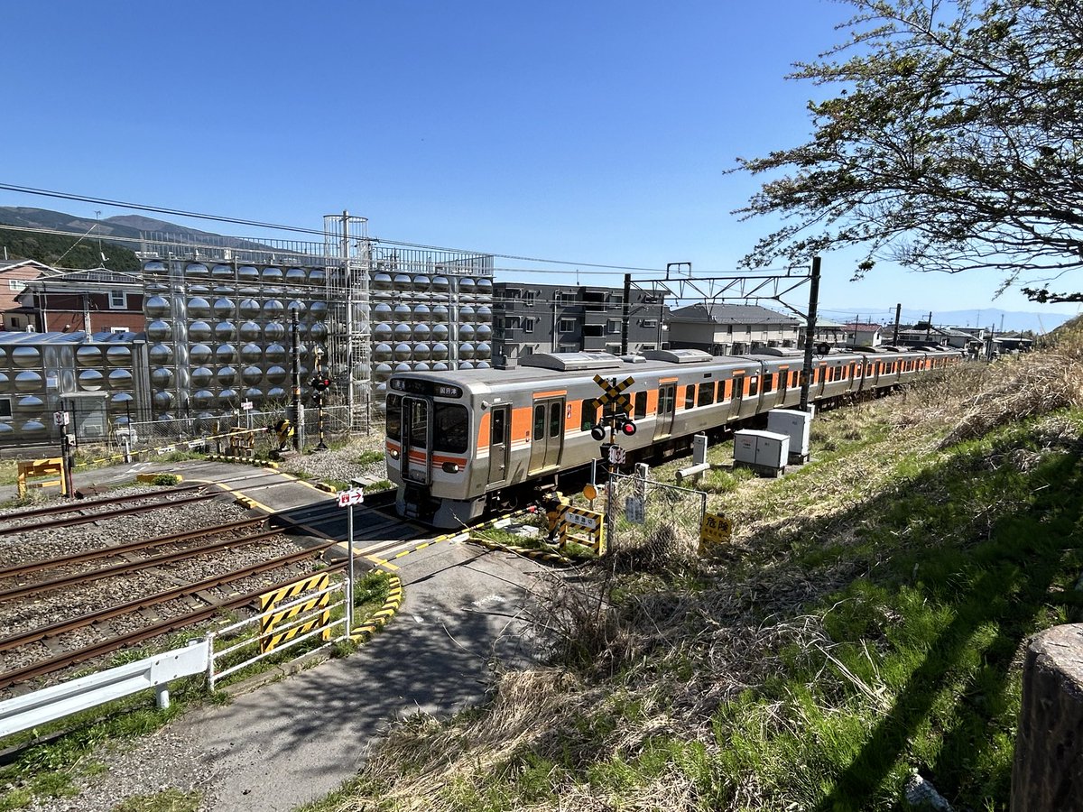 御殿場線の富士岡駅。スイッチバックの築堤跡が富士見台公園になっている。お天気のいい日に行ったら、絵葉書のような富士山を拝むことができた。