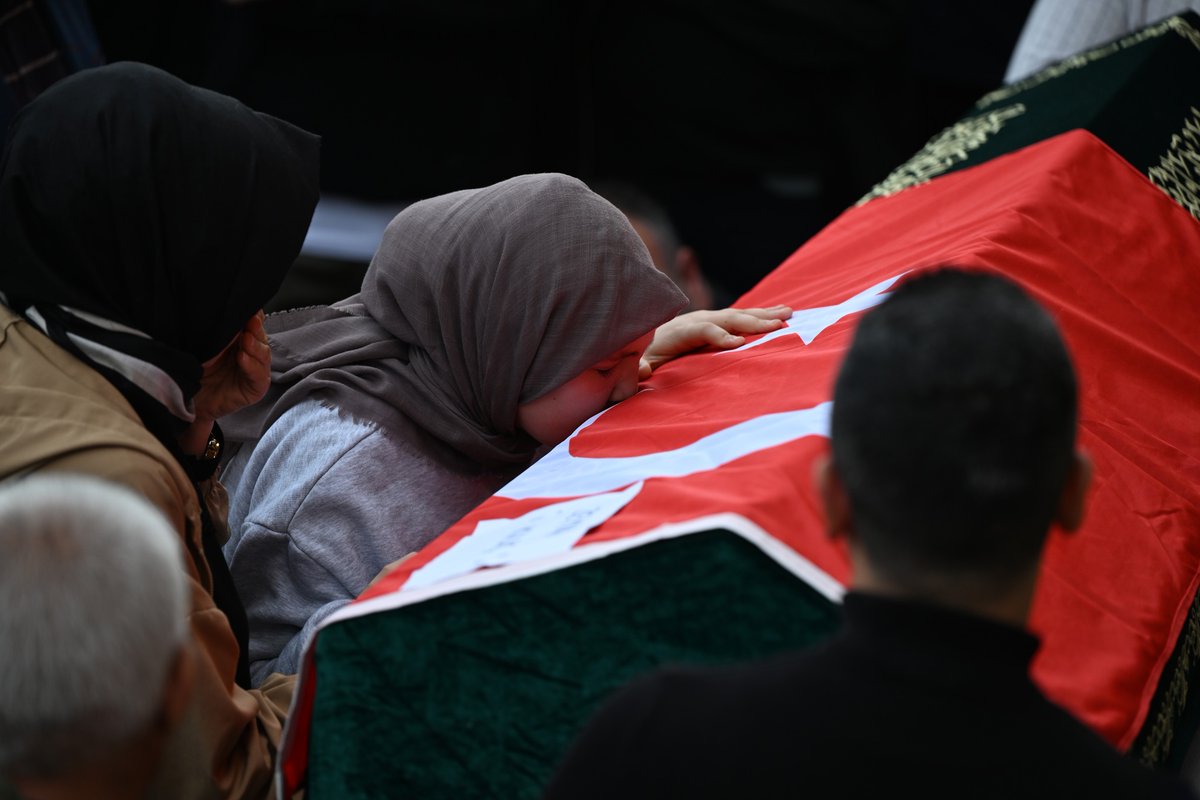 turgaybakirtas's tweet photo. Yöremize henüz uğramamış bir belanın ayak sesleri duyulurken bunu fark ederek uyaranların çoğu ya ciddiye alınmıyor ya görmezden geliniyor ya da daha fenası, “bozguncu” ilan ediliyor. Bela tüm karanlığıyla uğradığında da sanki göstere göstere gelmemiş, bir anda gökten inmiş gibi bir panikle şipşak tespitler, ayaküstü çözümler üretiyor sorumlular. Nedenlerinin gerçek manada tespit edilmesi belki de aylar sürecek sorunlar, “işte bu yüzden!” diyen devlet ahalisinin iki dudağı arasında buhar oluyor. Ve elbette, hemen her söz siyasetin kantarında tartılıyor. “Sen şimdi bunu söylüyorsun ama gerçekten insani bir refleksle mi konuşuyorsun acaba?” sorusu, yaşanan musibetin önüne geçiriliyor. Doğal afet, şiddet, adalet, ihmalkârlık… Konu ne olursa olsun çıkılamıyor bu döngüden. Bedeli de -hep olduğu gibi- yalnızca halk ödüyor.