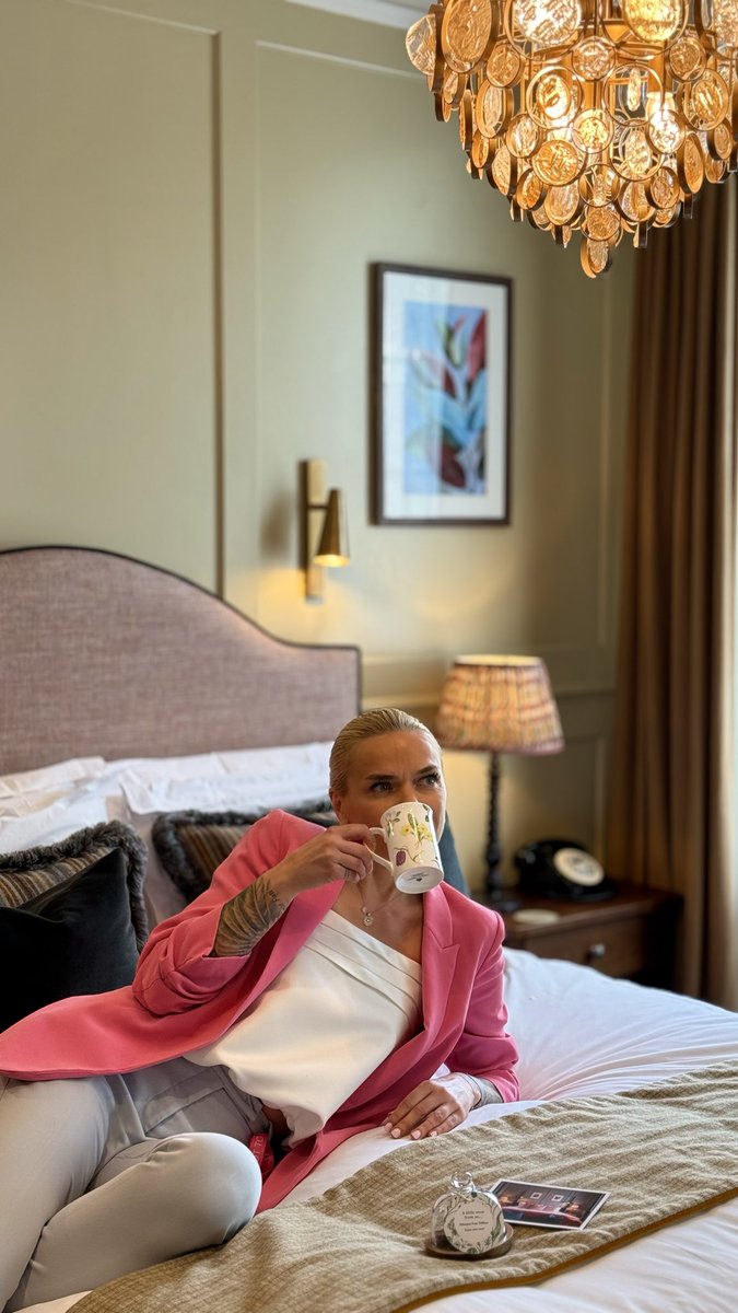 coachhotelkew's tweet image. Beware of the dog🐾🤩 Alicja, Head Receptionist, is ready to welcome you with her signature sense of humour. Come with us as we take a peek at our favourite room, Room 24… 

Fancy a getaway? ✨ 🔗in the bio to check out our long days and leisurely stay’s package

#pubwithrooms