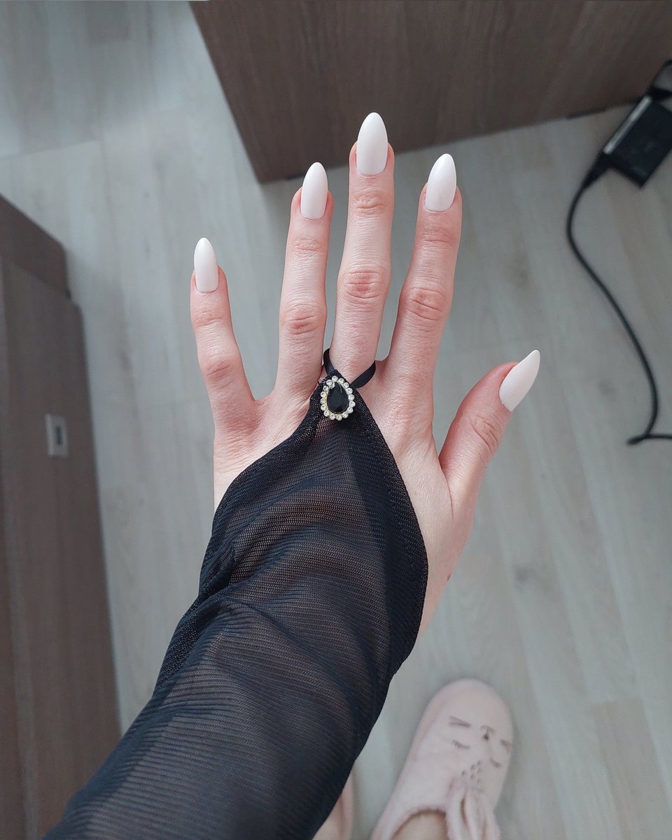 "Cum te stergi la cur cu unghiile alea?" Cu greu.