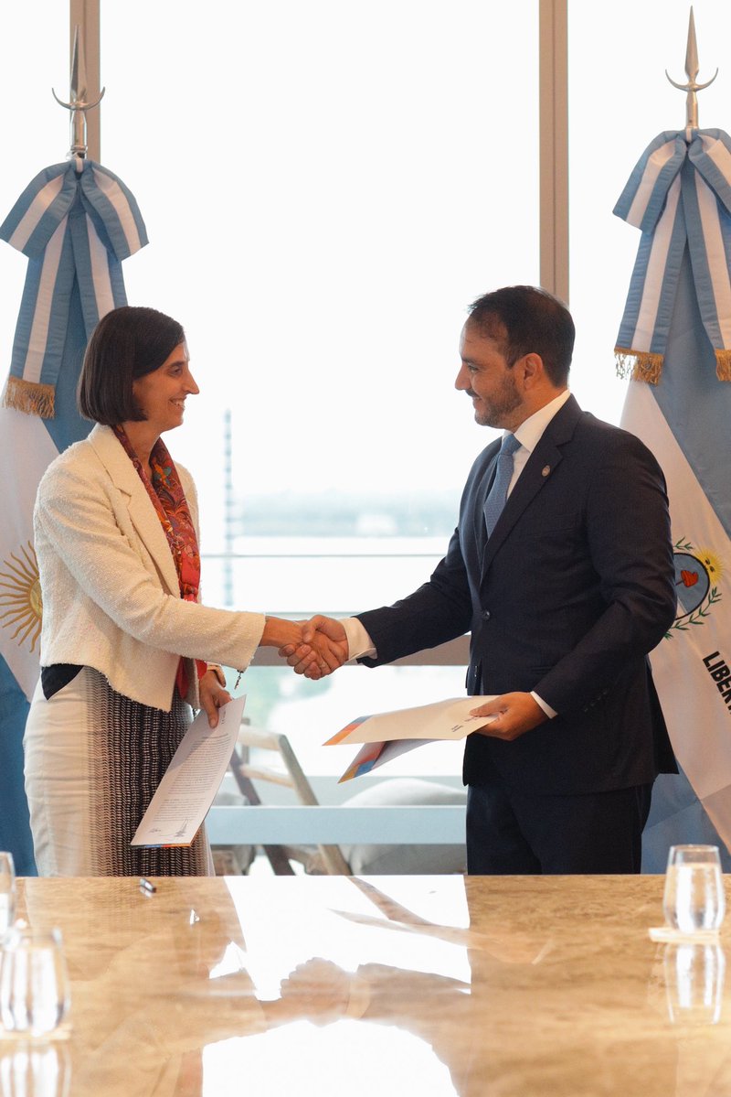 Hoy dimos un primer paso muy importante para el desarrollo de nuestra querida provincia: me reuní con Alejandra Aranda, CEO de ARPULP S.A., y su equipo, para iniciar el camino hacia la creación de una planta para industrializar fibra de pino de alta calidad.