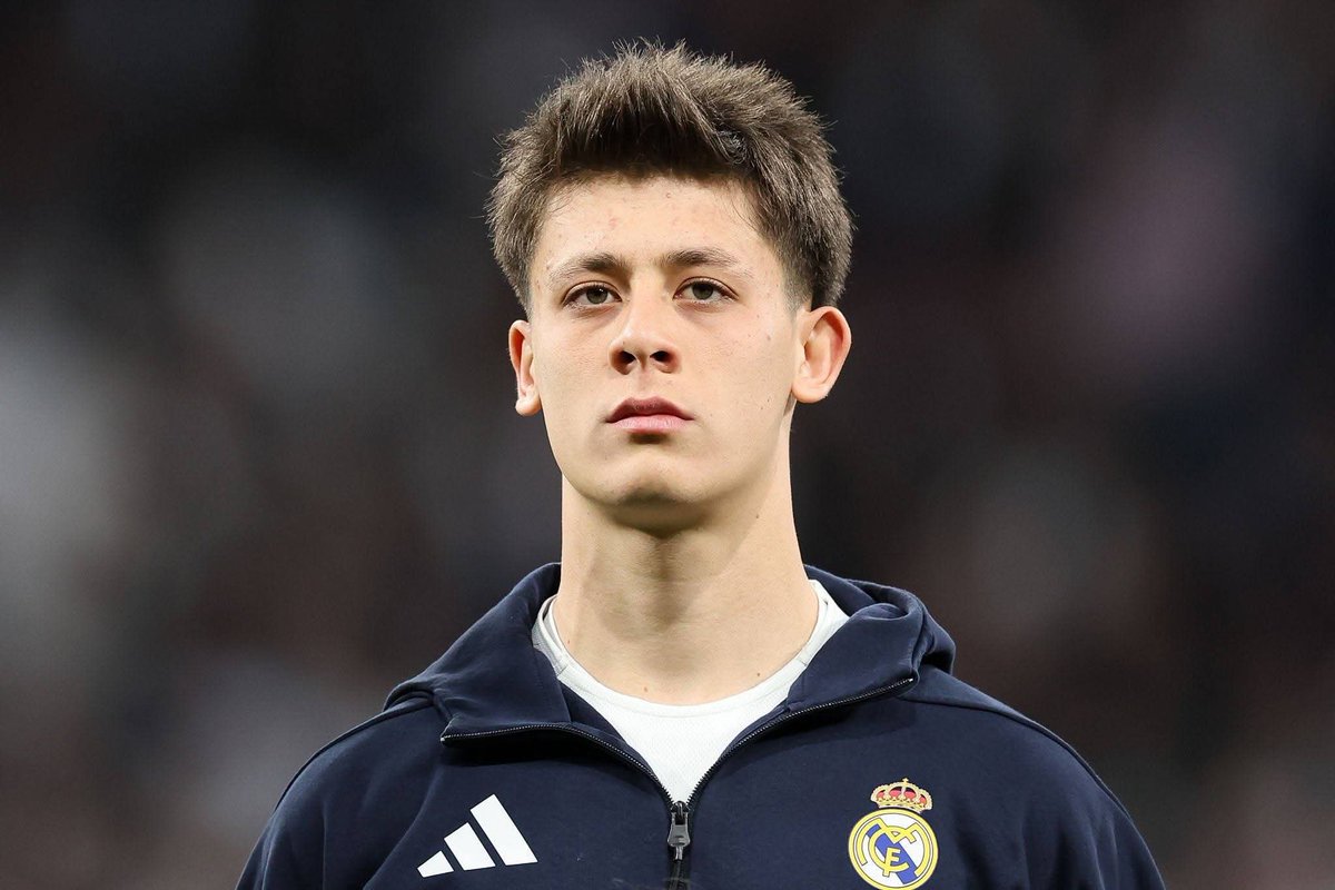 Mundo_MadridCF's tweet photo. 🎙️ Evra sobre las comparaciones de Pedri:

"La gente dice que Pedri es el mejor mediocapista del mundo. La verdadera pregunta es, ¿es Pedri aún más influyente que Arda Guler?

Y si no es más influyente que Guler, no está ni cerca de ser el mejor jugador mediocampista del mundo.

Contra el Bayern, Guler intentó decidir el partido contra ese superequipo del Bayern. Pedri no lo hizo contra el Atlético con el que está familiarizado.

Guler en este juego te recordó a Mesut Ozil en Madrid. Influencia, control, todo.