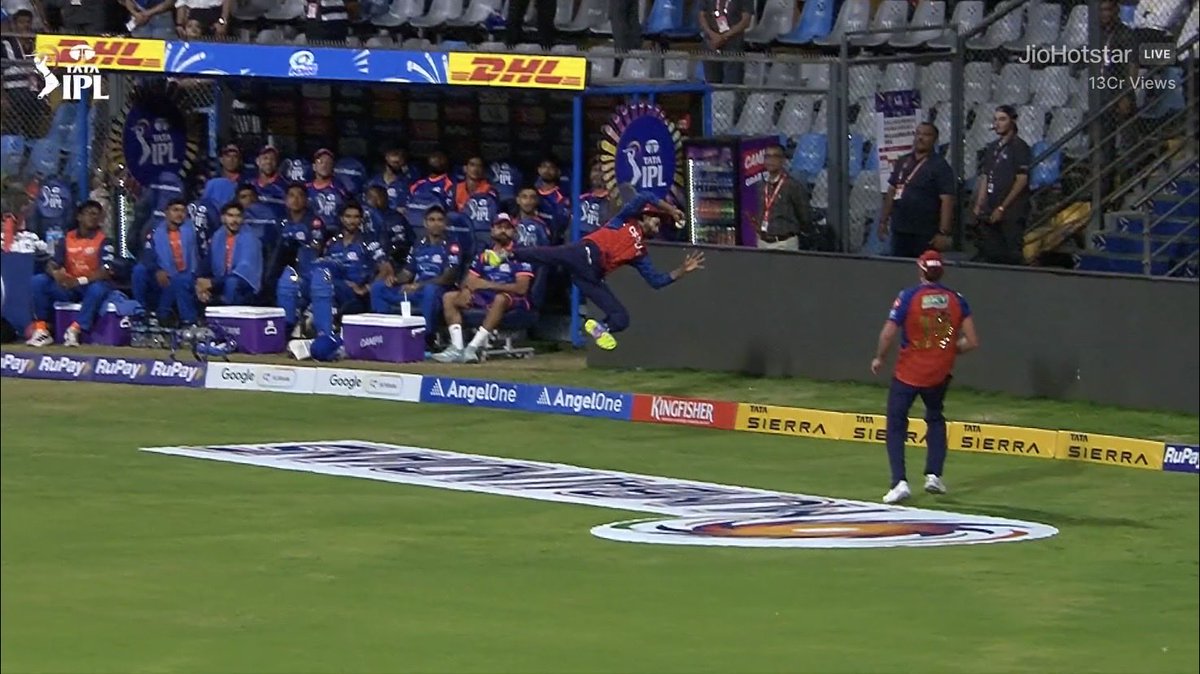 CricketChaitu's tweet photo. 🔥TREMENDOUS CATCH 🔥

SHREYAS “ACROBATIC” IYER💥

#TATAIPL #MIvsPBKS #PBKSvsMI #ShreyasIyer #HardikPandya #Dekock https://t.co/xDGjKqfrqJ