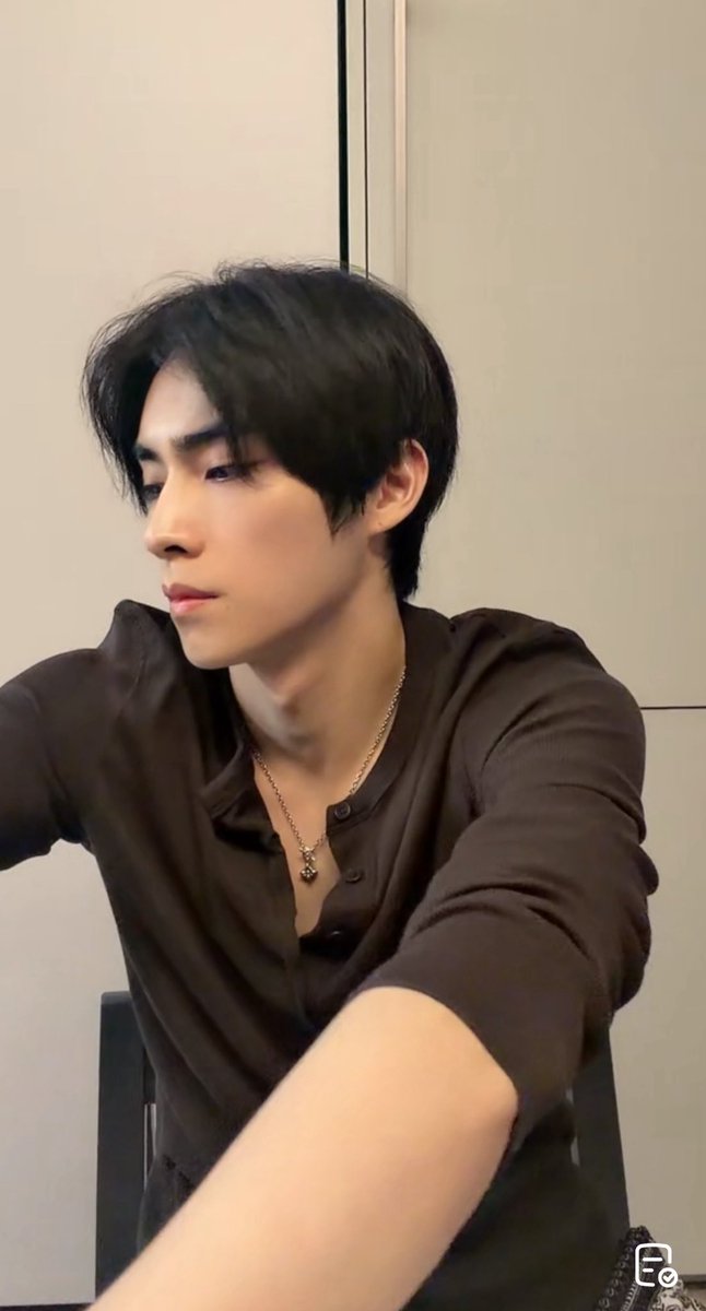 xiaojunhoney's tweet photo. He gives them a gentleman and humble vibe
He is so handsome and perfectly fine features 
He gets that own ideas and professional attitude 
He is like a very reliable brother 
He is the kind hearted person 

XIAOJUN YOU ARE THAT GREEN FLAG MAN https://t.co/4TpAzQZ90A