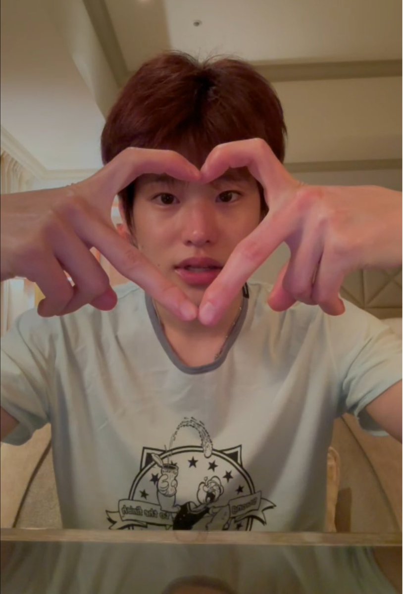 ㅋㅋㅋㅋㅋㅋㅋ 아 누가 댓글에 잠옷이냐고 물어봣나봐 
소희 : 잠옷아닌데..... 외출복으로 산건데.....