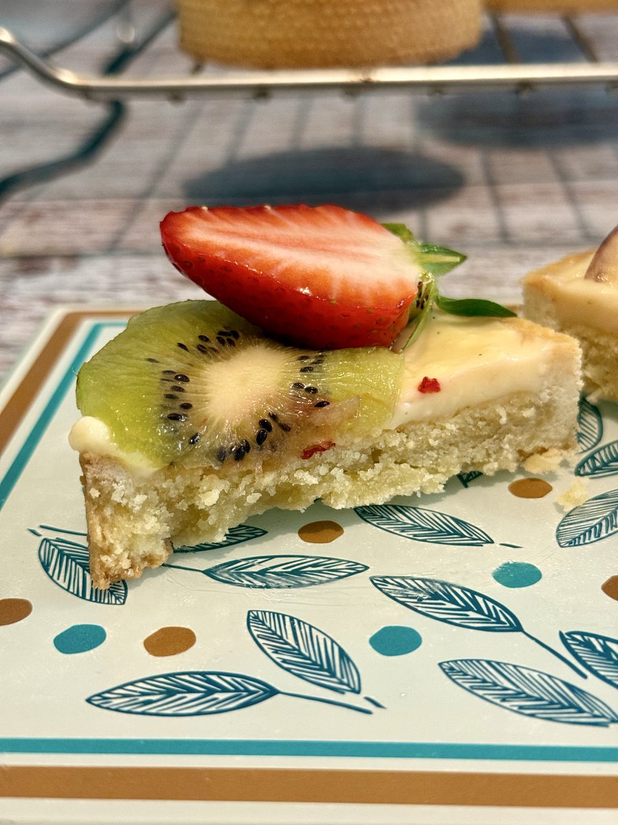 sharmiscakes's tweet photo. Tartelettes aux fruits frais 🍓✨

Pâte sucrée croustillante, crème d’amandes fondante, crème pâtissière onctueuse… et une jolie sélection de fruits frais pour finir 💛

Fraises, myrtilles, kiwi, mangue … le tout nappé pour une belle brillance ✨ https://t.co/LXDQHfWS1T