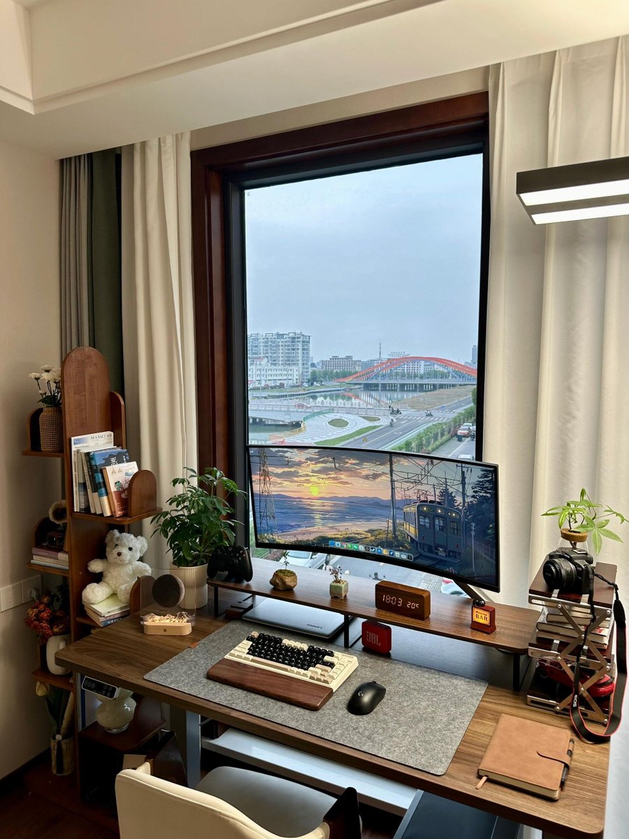 BobHunt78903373's tweet image. "Level up your desk game! Minimalist setup = max focus. Clean surface, cozy lamp, tiny plant—small touches, big productivity.  #DeskGoals #WorkFromHome"