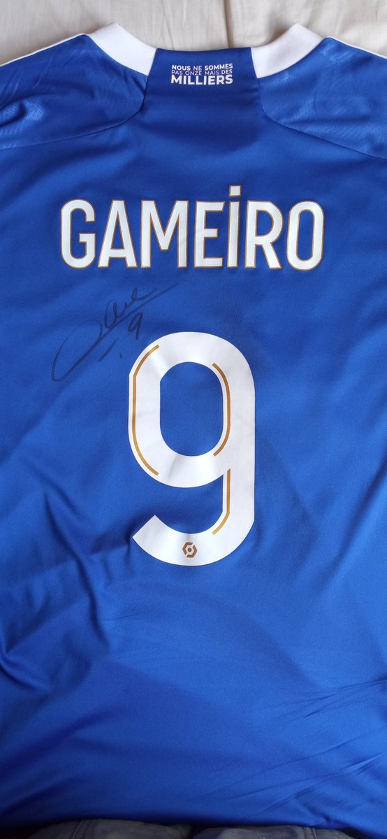 CestCeliiine's tweet image. Je vois déjà du monde débarquer pour le match. Peut mieux faire le "dress code". #Bleu #RCSAM05 #RCSA