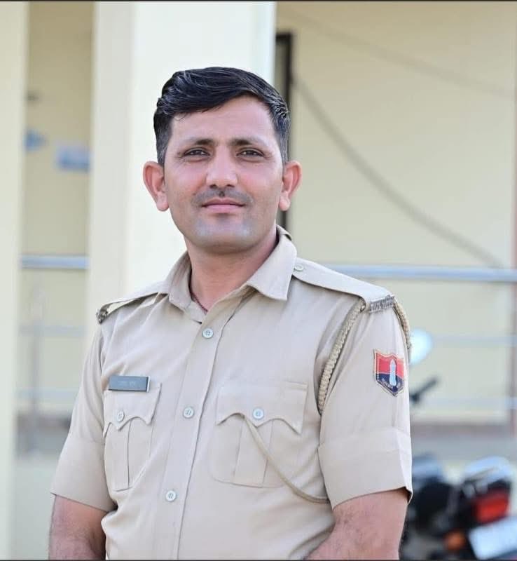 Barmer_Harish's tweet photo. राजस्थान पुलिस दिवस की हार्दिक शुभकामनाएँ।

आज का दिन राजस्थान पुलिस तथा जिले के लिए गर्व का दिन है। अपने आदर्श वाक्य “सेवार्थ कटिबद्ध” की भावना पर चलते हुए बाड़मेर पुलिस के कानि. चालक श्री जेठाराम जी ने सूझबूझ व अदम्य साहस का परिचय देते हुए राजस्थान रोडवेज की अनियंत्रित बस को बड़ी सूझबूझ व तत्परता से संभालते हुए 40 से अधिक सवारियों की जान बचाई है। 
इस अत्यंत संकट की घड़ी में मानवता की सुरक्षा के लिए तत्पर राजस्थान पुलिस के जांबाज श्री जेठाराम जी की इस तत्परता के लिए हृदय से आभार प्रकट करता हूँ।

मेरी राज्य सरकार से माँग है कि करता कांस्टेबल जेठाराम जी की बहादुरी और कर्तव्यनिष्ठा को ध्यान में रखते हुए उन्हें उचित सम्मान ��्रदान किया जाए। ऐसे साहसी जवान का सम्मान पूरे मानव समाज व क्षेत्र के लिए एक प्रेरणास्रोत बनेगा।
@PoliceRajasthan @RajGovOfficial