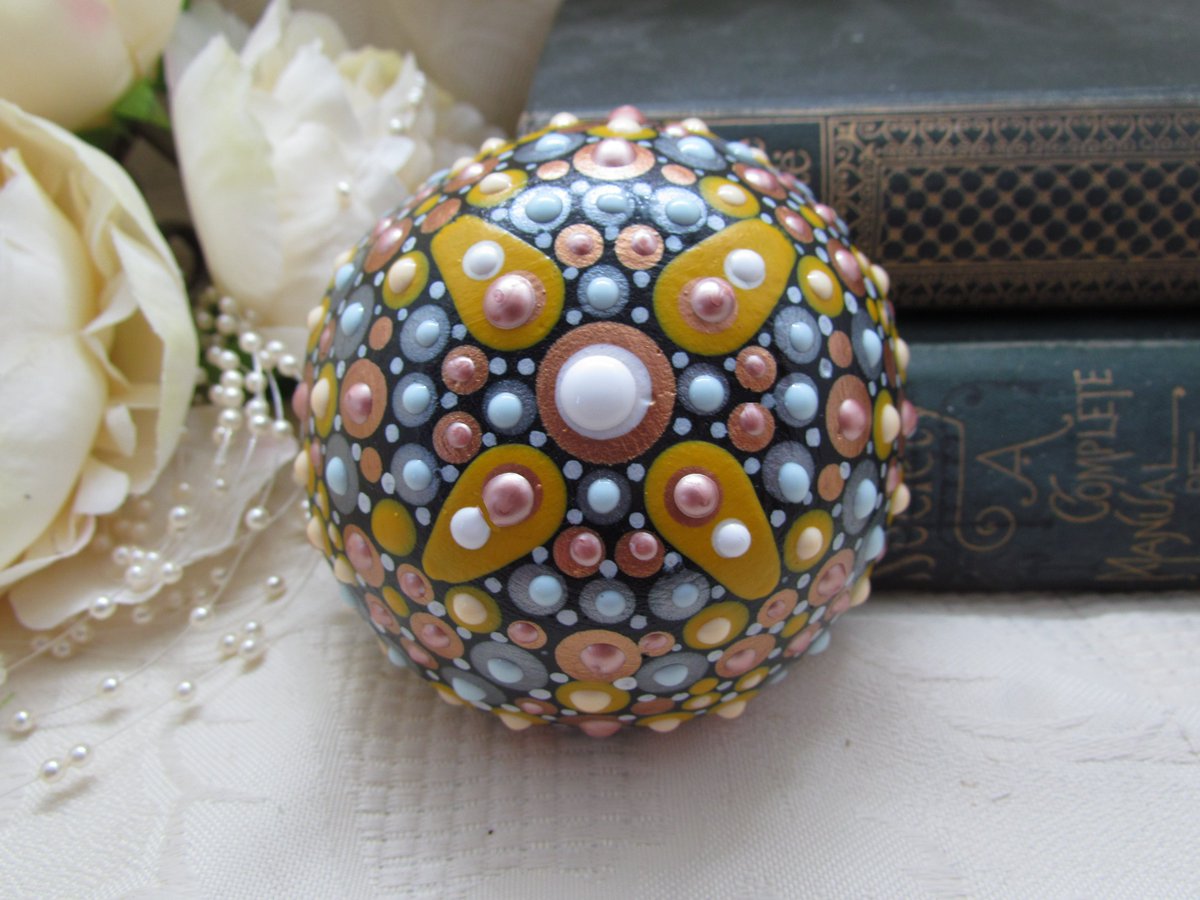 LodgeCrafts's tweet photo. Mandala Art Stone Decoration with 3D Textured Top Dots
#etsysale @lodgecrafts #mandala #art https://t.co/WFiiaQVyUg