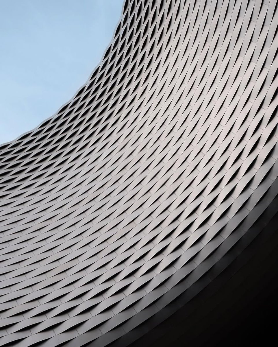 UnthinkableBld's tweet image. Marina Bay Sands Expansion is wrapped in perforated aluminum over stacked volumes, shaping light, circulation, and a public urban lounge beneath.
@parametricarch 
#Architecture #Singapore #Design #UrbanSpace