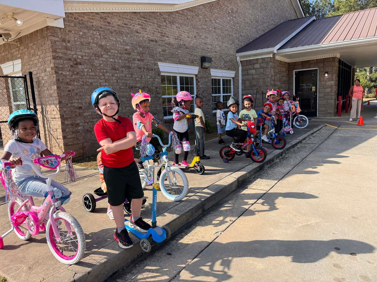 CommJacobs's tweet photo. What a fantastic time at @ChildcareNetwk! 🚲 Their little riders showed confidence and balance on bikes and scooters, then cooled off with popsicles to top off a fun-filled Bike Day afternoon! 🍧☀️ @GADeptEarlyCare https://t.co/lqOpc10agp