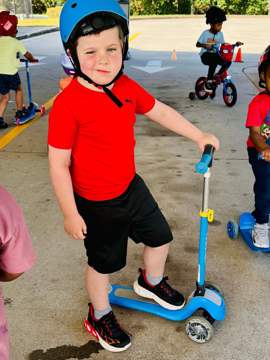 CommJacobs's tweet photo. What a fantastic time at @ChildcareNetwk! 🚲 Their little riders showed confidence and balance on bikes and scooters, then cooled off with popsicles to top off a fun-filled Bike Day afternoon! 🍧☀️ @GADeptEarlyCare https://t.co/lqOpc10agp