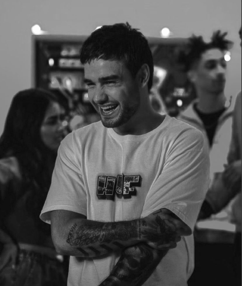 ChristineL36448's tweet image. 📛HOW did Liam fall from a height &amp;amp; land perfectly aligned with the BALCONYWHY his body being handled &amp;amp; repositioned at the scene? &amp;amp;HOW did the“For Liam" bag with whiskey bottles SUDDENLY appear 2 DAYS LATER when it wasn’t there before even while his father THERE #JusticeForLiam