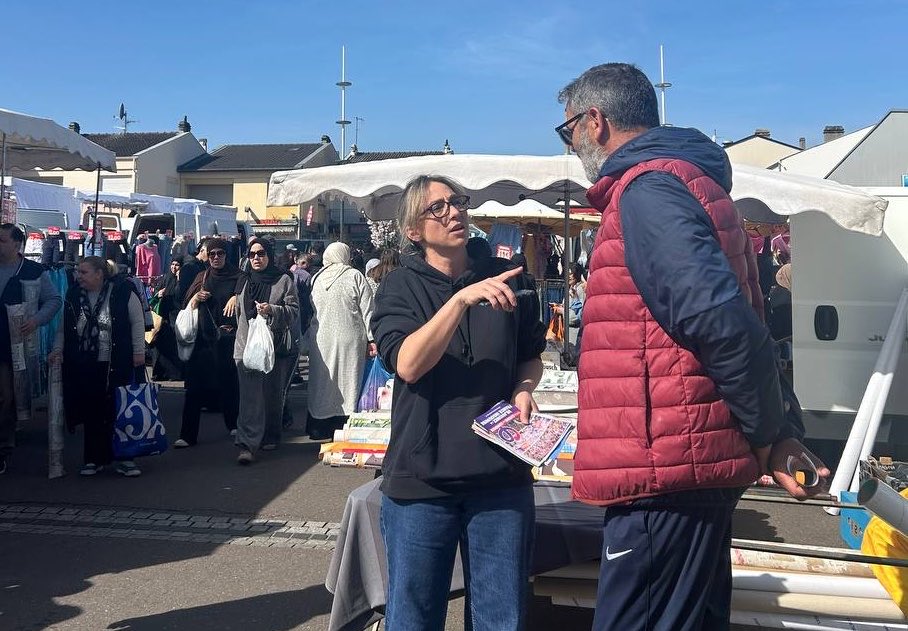 JI_FenschValle's tweet photo. 🗣️ " Vous êtes le seul espoir face à l’extrême droite en 2027 ! "

☀️ Tractage ensoleillé au marché de #Fameck. 

⚖️ Face au RN et à Macron, LFI reste mobilisée pour une société juste et égalitaire ! https://t.co/nRKlQzUSSF