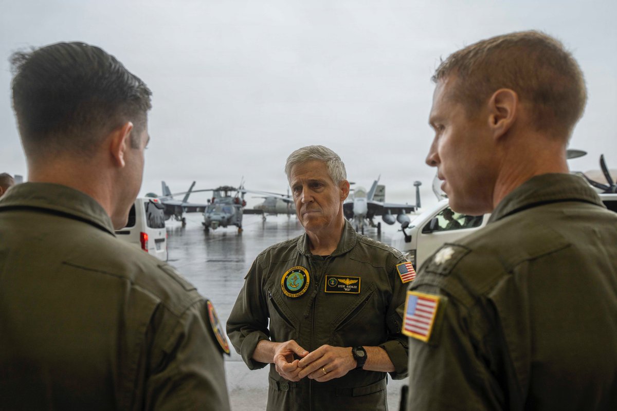 USPacificFleet's tweet image. 🇺🇸🇯🇵 Adm. Steve Koehler, commander, U.S. Pacific Fleet, engaged with the Sailors of Carrier Air Wing (CVW) 5 and leadership at MCAS Iwakuni, Japan, April 15. 

Our presence in Japan is the cornerstone of regional stability.#USNavy #PacificFleet #Readiness