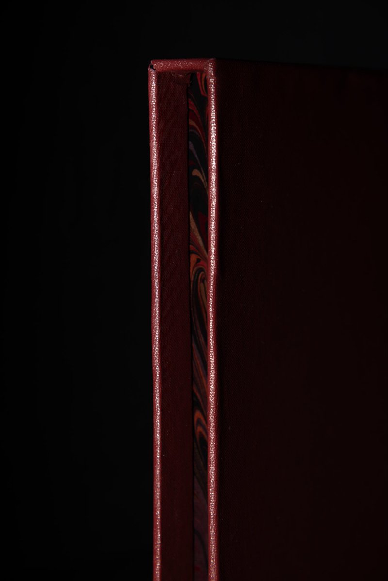 iPhoto_book's tweet image. Maroon Slip Case

In addition, making a slip case for protect your book for long lasting 📕.

#slipcase #maroon #maroonslipcase #bookbinding #iphotobookbinding #case