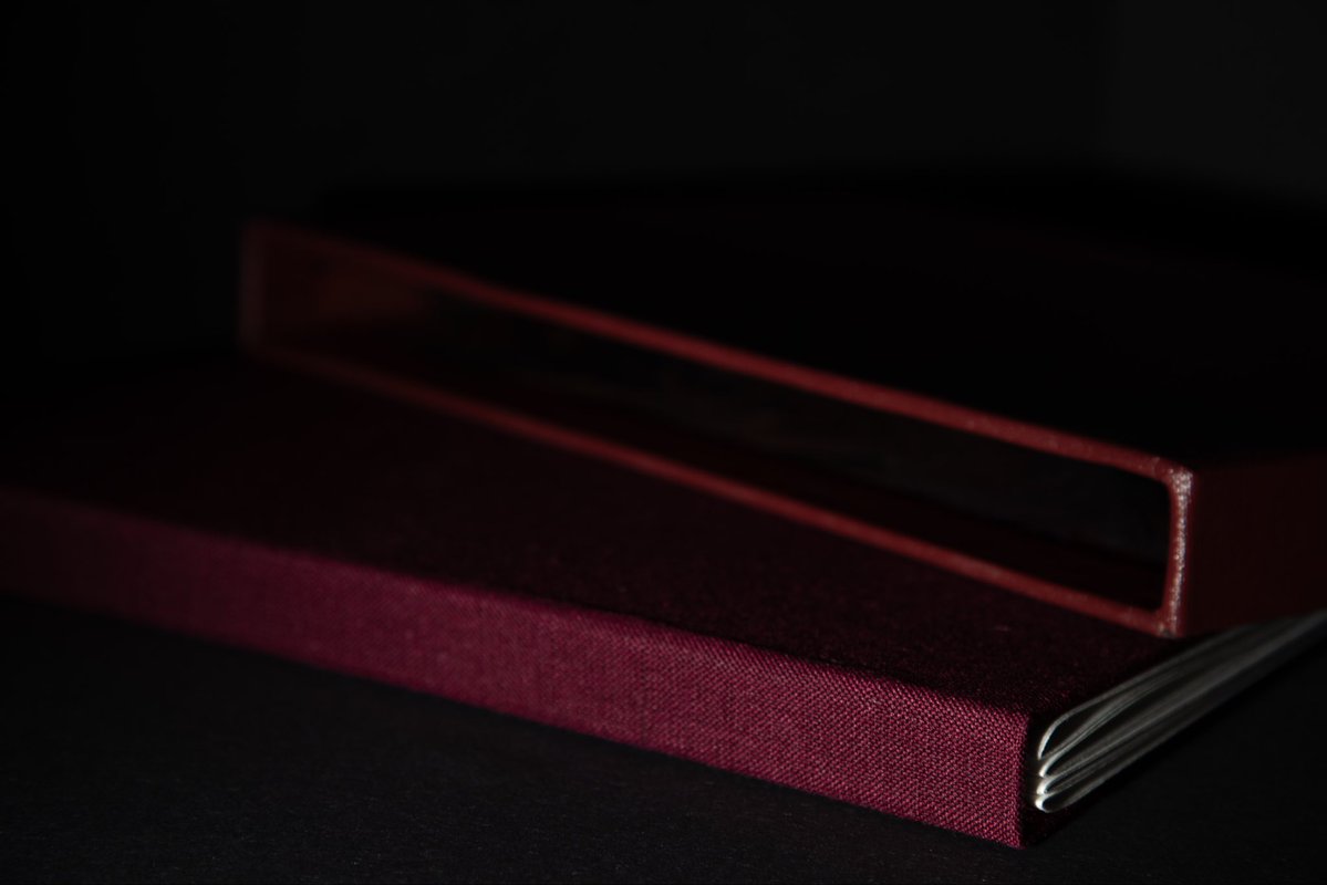 iPhoto_book's tweet image. Maroon Slip Case

In addition, making a slip case for protect your book for long lasting 📕.

#slipcase #maroon #maroonslipcase #bookbinding #iphotobookbinding #case