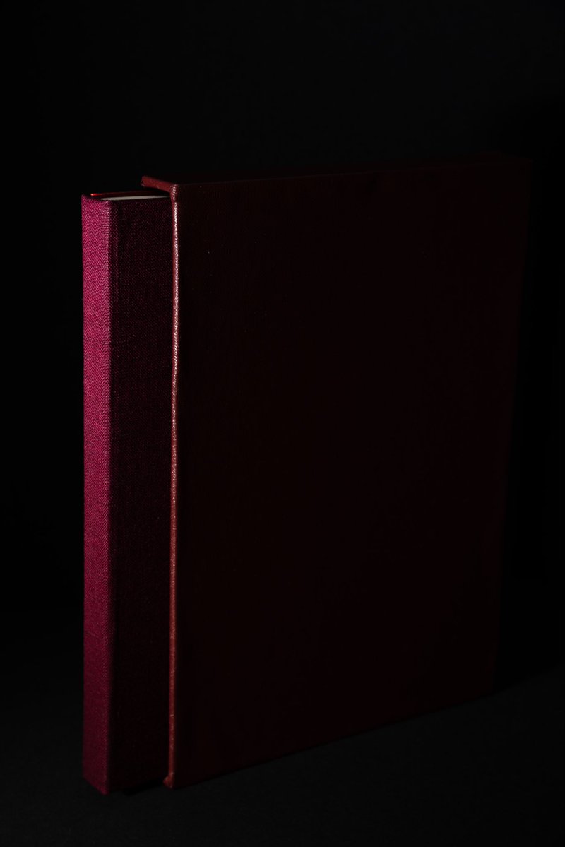 iPhoto_book's tweet image. Maroon Slip Case

In addition, making a slip case for protect your book for long lasting 📕.

#slipcase #maroon #maroonslipcase #bookbinding #iphotobookbinding #case