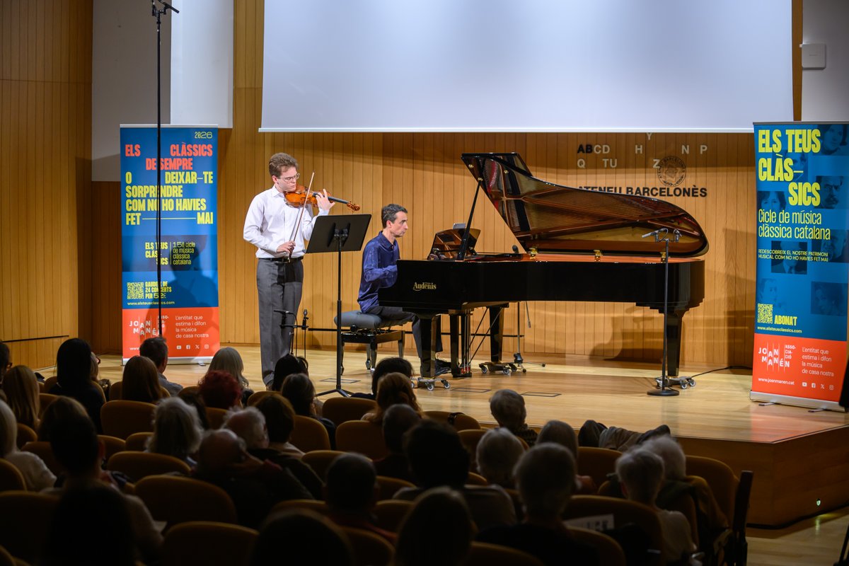 danielblanchpno's tweet photo. Ahir gaudint moltíssim a l'Ateneu Barcelonès amb l'extraordinari violinista Jaime Naya. Vam interpretar per segon cop el programa "Caprici vs Sonata", dins del 15è cicle Els teus clàssics, amb obres de Paganini, Manén, Gaspar Cassadó, Migó, Britten i Cervelló.
Fotos: Toni Bofill https://t.co/cjE69z1Y5P