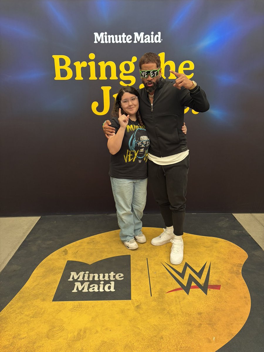 ucey_ivy's tweet image. i finally met jey!! the usos have been my favs since i was a baby🥹🥹 i literally love jey &amp;amp; jimmy sm i need to meet jimmy now. i love you jey uso!!! 🩵 @WWEUsos @WWEJEY_USO #uceyjucey #jeyuso #wwe #yeet #minutemaid #lasvegas #wrestlemania