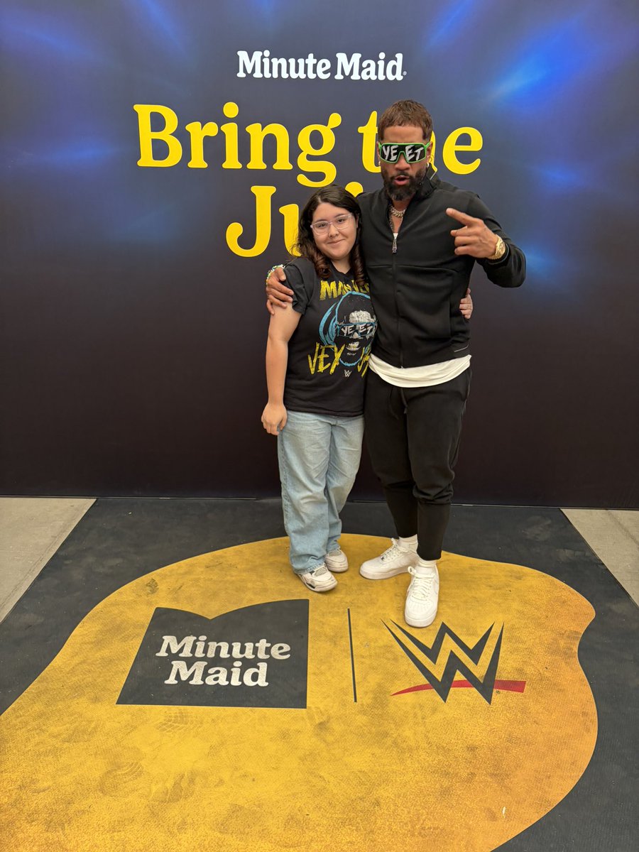 ucey_ivy's tweet image. i finally met jey!! the usos have been my favs since i was a baby🥹🥹 i literally love jey &amp;amp; jimmy sm i need to meet jimmy now. i love you jey uso!!! 🩵 @WWEUsos @WWEJEY_USO #uceyjucey #jeyuso #wwe #yeet #minutemaid #lasvegas #wrestlemania