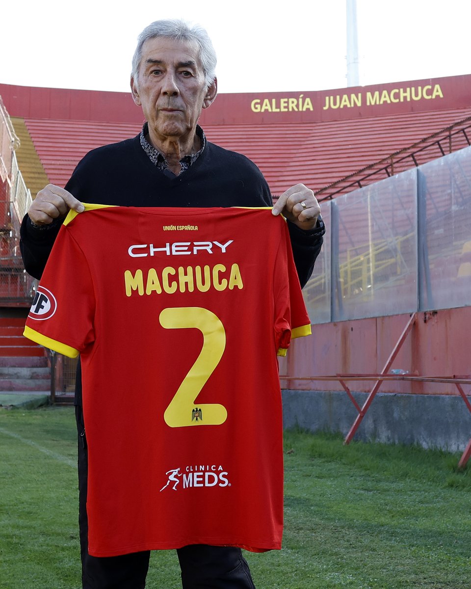 UEoficial's tweet photo. Unión Española rinde homenaje a Juan Machuca

El club destaca su legado como referente histórico y símbolo de identidad para las nuevas generaciones hispanas.

Unión Española ha rendido un emotivo homenaje a uno de sus máximos ídolos, el exdefensor Juan Machuca, quien dejó una huella imborrable en la historia del club. En reconocimiento a su trayectoria y aporte, el codo nororiente del Estadio Santa Laura-Universidad SEK llevará su nombre desde hoy.

Este gesto busca perpetuar su memoria, símbolo de entrega y compromiso, y acercar a las nuevas generaciones a quienes hicieron grande a Unión Española.

Santiago Perdiguero, Presidente del Club, señaló que “este homenaje es parte de las acciones que realizamos para reconocer a quienes marcaron nuestra historia y contribuyeron a engrandecer la identidad de Unión Española. Juan Machuca representa los valores de esfuerzo y pasión que queremos transmitir a todos nuestros hinchas y a la comunidad”.

Con este reconocimiento, Unión Española reafirma su compromiso de mantener viva la tradición y rendir tributo a las figuras que han sido pilares en su desarrollo deportivo y social.

Desde hoy, Juan Machuca se suma al homenaje que ya realizó el Club con otras figuras como Honorino Landa, Atilio Cremaschi y Manuel Rodríguez.