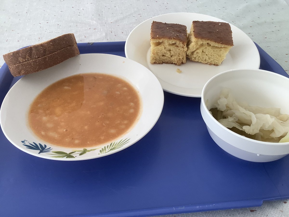 help20251210's tweet image. #meloni #Italy 🇮🇹🇦🇱Ecco il pasto di oggi al centro di Babrru. Giorgia Meloni, se insisti nel regalare centinaia di milioni al governo Rama, questo è ciò che finirà per mangiare anche il popolo italiano in futuro 🌝 @SPAK_Albania @EUAntiFraud