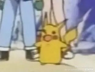 Ya es la tercera vez que lo veo con su flaca en lugares que pienso que nunca me lo voy a encontrar jaja y lo peor es que yo quedo como el picachu tratando de irme cuando está claro que no hay gente en ese lugar y ya me vio 🫩