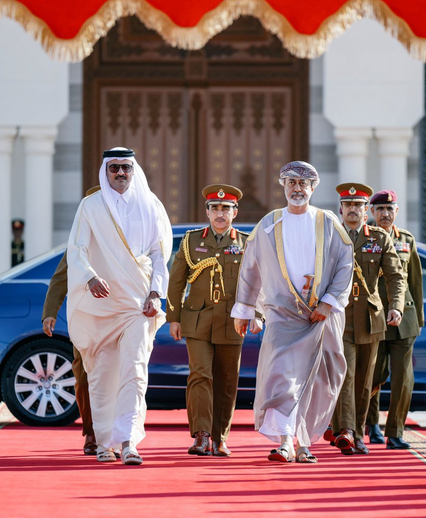 alihomood82's tweet photo. #الحل_في_مسقط

يا بياض السلم وبلاده
ماي سلمك تنضح عدوده

المحبة فـ نهجنا عاده
وكفّنا للسلم ممدوده

سيرتك يا عمان وقاده
بالشرف والصيت محموده

سلطنة ما هي بمنقاده
تخطم التاريخ وتقوده

سلطنة لامْجاد ولاّده
والفخر يفخر بمولوده

والمفاخر شعب وقْياده
رهن للسلطان وجنوده

#علي_السعدي https://t.co/JLjmn5g5Ww