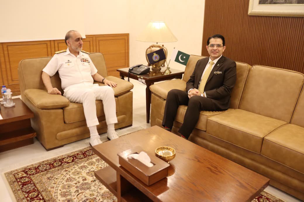 humzatabani's tweet photo. Always a pleasure meeting Vice Admiral Faisal Abbasi Bhai, HI (M), COMKAR (Commander Karachi), Pakistan Navy. A leader of exceptional command and professionalism, serving with great dedication and distinction.

#PakistanNavy #COMKAR #Leadership #Pakistan #Respect #TabaniGroup #tabanicorporation #armedforces #PakistanZindabad #PakistanHameshaZindabad 🇵🇰💚