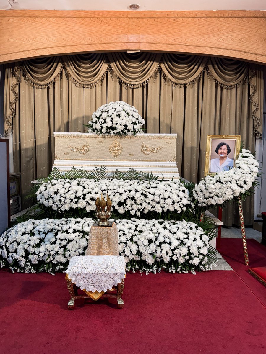 ตอนเด็กๆ นั่งรถกับย่าแล้วฝนตก ฟ้าร้อง คุณย่าที่เป็นครู เลยสอนให้ท่องตัวเลขของความเร็วแสง

299,792,458 

ไม่นานมานี้คุณย่าเพิ่งจากไปช่วงสงกรานต์ วันนี้เป็นวันแรกของพิธีศพ ถึงจะบอกตัวเองว่าเตรียมใจมาสักพักแล้ว ตอนท่านไปก็ทำตัวปกติ ยังแซว ไหนบอกจะอยู่ถึง 90 แต่ 89 ก็เก่งแล้วเนอะ