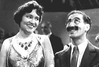 H_Determinante's tweet photo. ¿Cuánto valen tus principios?

Una dama de la alta sociedad viaja en un crucero de lujo. De pronto se le acerca Groucho Marx y, con esa sonrisa pícara que lo caracterizaba, le pregunta sin rodeos:
- Disculpe, señora… ¿se acostaría usted conmigo por un millón de dólares?

La mujer, sorprendida pero claramente halagada por la cifra, responde con una sonrisa cómplice:
- Pues… por un millón de dólares, sí, supongo que lo haría.

Groucho no pierde ni un segundo y remata:
- ¿Y por un dólar?

La dama se pone roja de indignación y exclama:
- ¿¡Pero qué se cree usted que soy!?

Y Groucho, con la mirada más inocente del mundo, le suelta la frase que sigue siendo legendaria:
- Eso ya lo hemos establecido, señora. Ahora solo estamos negociando el precio.

Y de una sola anécdota, sacamos 3 lecciones brutales:

1. La hipocresía social es un deporte de élite. La mayoría de la gente tiene un precio… simplemente lo disfraza de moralidad mientras ese precio no aparezca en la cuenta.

2. Tus valores sólo son reales cuando alguien te ofrece dinero por venderlos. Hasta ese momento, son sólo palabras bonitas.

3. En la negociación, el truco más poderoso no es discutir el precio… es hacer que la otra persona acepte el primer precio al principio. Una vez que cruzas esa línea, el resto es pura aritmética.

Groucho no sólo contaba chistes... desnudaba almas.

¿Y tú?
¿Tienes un precio… o tienes principios?
¿Qué es lo único que NUNCA negociarías, ni por ningún millón?