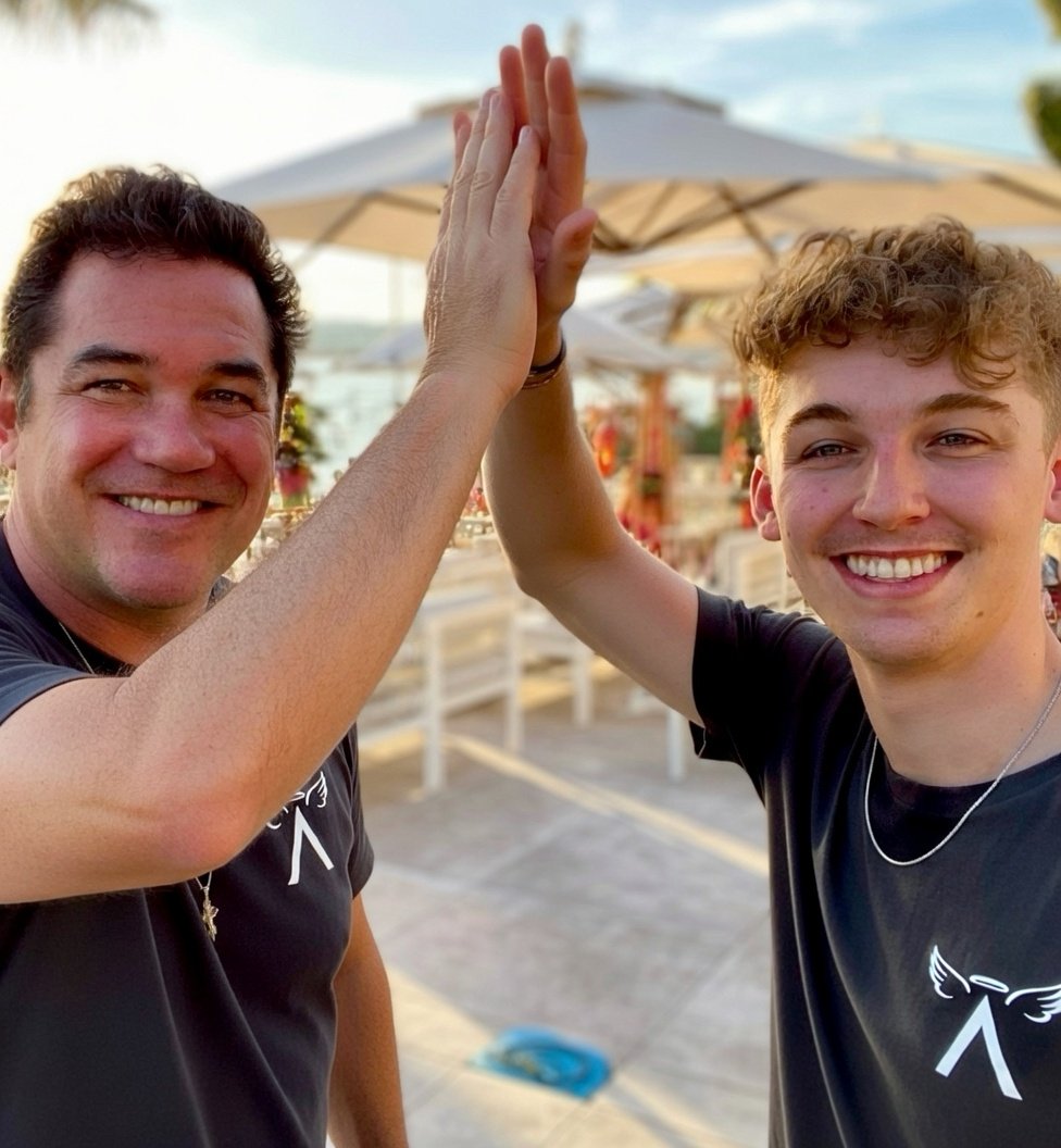 kroppandrea1's tweet image. Today is #NationalHighFiveDay 🙌
Happy Thursday @RealDeanCain ❤️
#FatherAndSon #FavoriteHuman