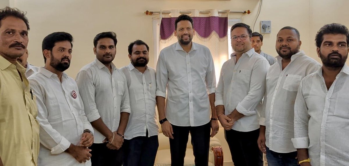 KManjunathgowd's tweet photo. ఈరోజు రాయదుర్గం పట్టణంలో శాసనసభ్యులు శ్రీ కాలవ శ్రీనివాసులు గారి ఆధ్వర్యంలో ప్రగతి పండగ కార్యక్రమానికి ముఖ్య అతిథులుగా అనంతపురం జిల్లా ఇంచార్జ్ మంత్రివర్యులు శ్రీ TG భారత్ గారు, కూటమి నాయకులు జనసేన పార్టీ ఇంచార్జ్ శ్రీ మంజునాథ్ గౌడ గారు పాల్గొనడం జరిగింది. https://t.co/EIGbqAuj4f