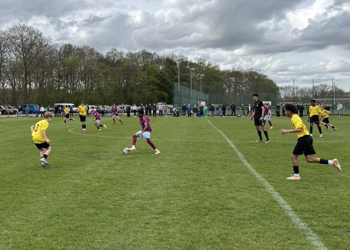 WixFootball's tweet photo. Goal glut in WILLACY SHIELD FINAL at @HarvestersFC - 16 mins gone and it’s @BroxbourneSch 2 @SandringhamS 2 https://t.co/RszijaBAmO