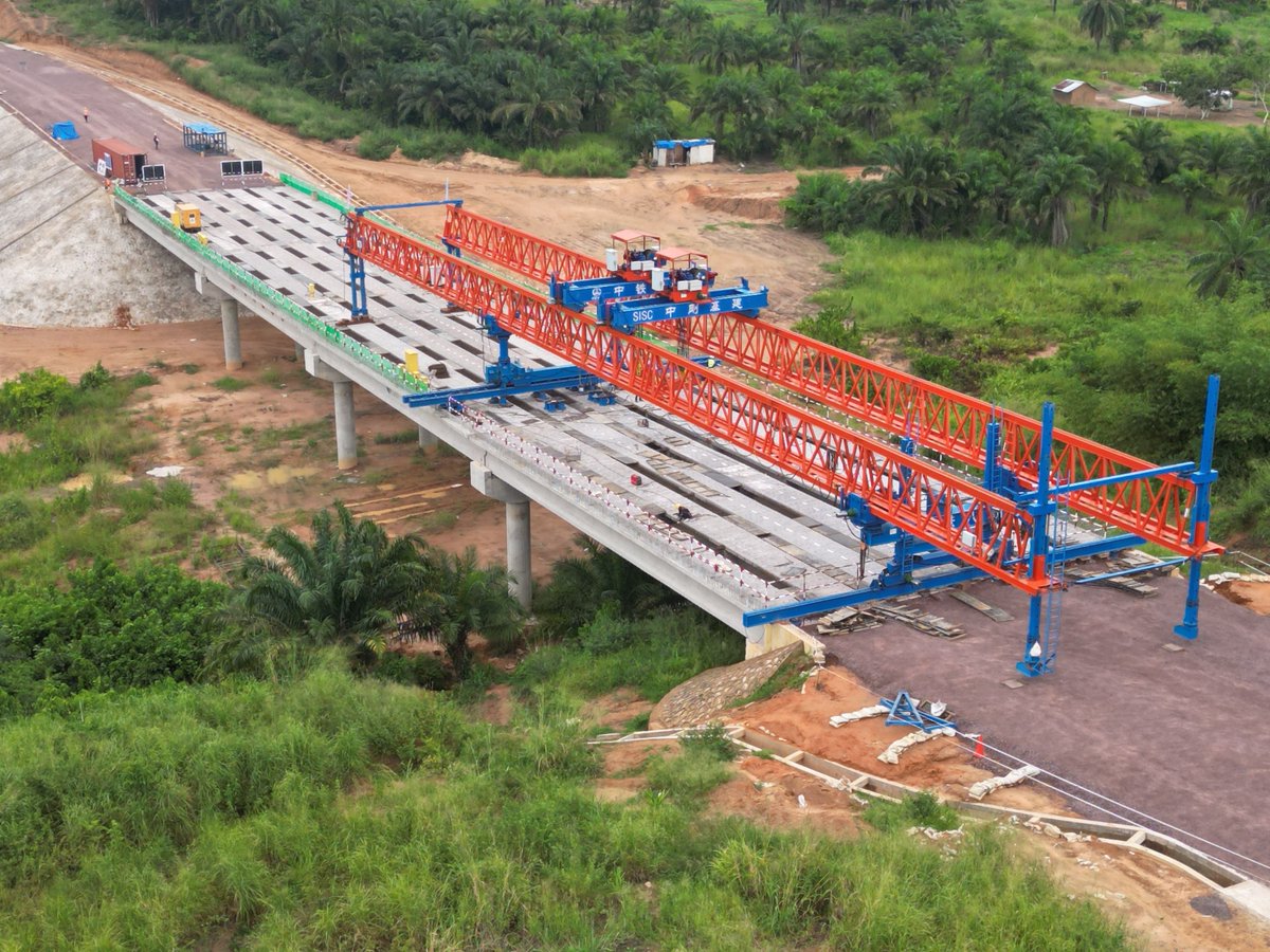 SISC_SA's tweet image. #Infrastructure｜ #Kinshasa: Achèvement réussi de la pose des poutres en T du premier pont de la rocade Sud-Ouest de Kinshasa

Le 15 avril , avec la mise en place précise de la dernière poutre en T par la poutreuse, les travaux de pose des poutres en T du pont Mfuti, dans le