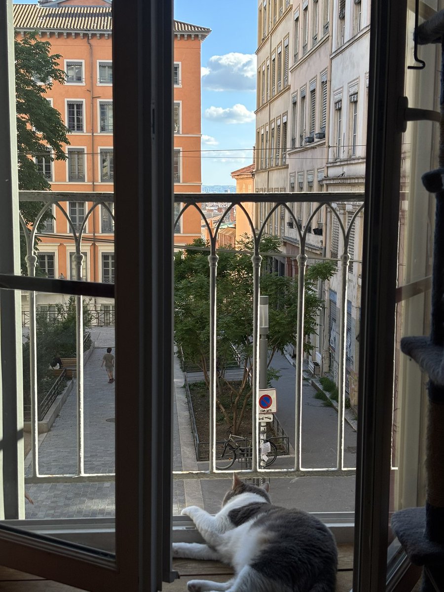 la grosse kiffeuse (le ciel on dirai tlmt qu’il est photoshopé)