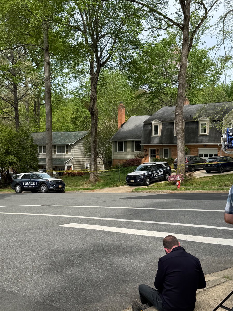stetsonmreports's tweet photo. Here in Annandale, VA where police say former Virginia Lieutenant Governor Justin Fairfax fatally shot his wife before killing himself @GrayDCnews @12OnYourSide @WHSVnews @29NewsWVIR @WDBJ7 https://t.co/rSTrkivQgi