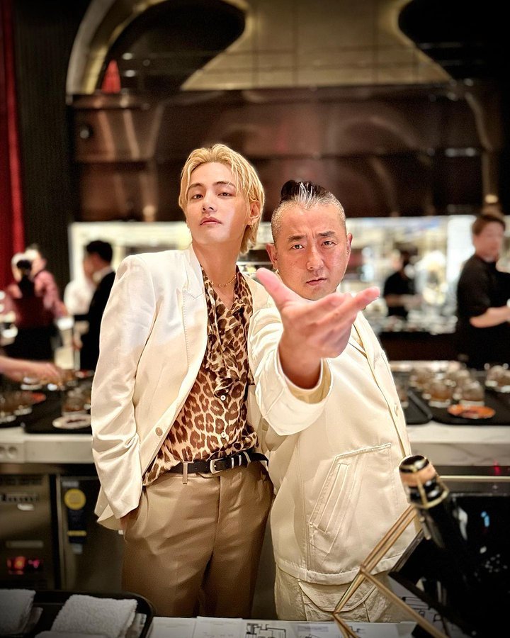 sodyna18's tweet image. 23.09 | [ 📷 ] #TAEHYUNG   with Chef Hisato Hamada ! 

#throwback