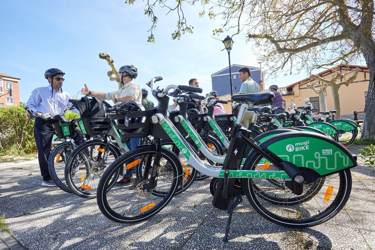 BeaArtolazabal's tweet photo. 🚴‍♀️ Gaur arratsaldean, bizikletara! Gamarra eta Parke Teknologikoa lotzen dituen ibilbidea egin dugu @RedCiudadesBici /ko kideekin
🏭 Un paso más para conectar nuestra ciudad y los polígonos con alternativas reales, seguras y cómodas https://t.co/iSOT5XV6mo