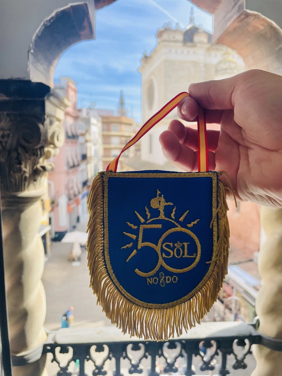 Me llega un ser de luz: “Hola Pablo, puedes esperarte un minuto? tengo una cosa para ti guardada desde hace meses esperando a encontrarte.” 

Se va al coche y me regala esto

Y es que, por mucho que provoquen nubes, nunca se apagará el SôL que hay en mi alma

#PorSevillaSiempre