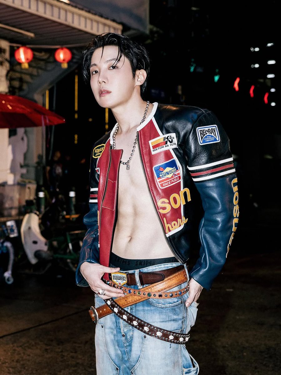 luanadragomir's tweet image. Iconic looks of j-hope in his solo era.🔥🌞👍

#HOS #jhope #JungHoseok #Jay #Hobi