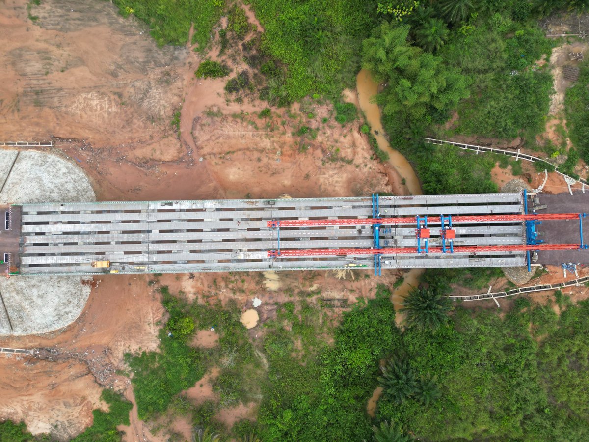 SISC_SA's tweet image. #Infrastructure｜ #Kinshasa: Achèvement réussi de la pose des poutres en T du premier pont de la rocade Sud-Ouest de Kinshasa

Le 15 avril , avec la mise en place précise de la dernière poutre en T par la poutreuse, les travaux de pose des poutres en T du pont Mfuti, dans le