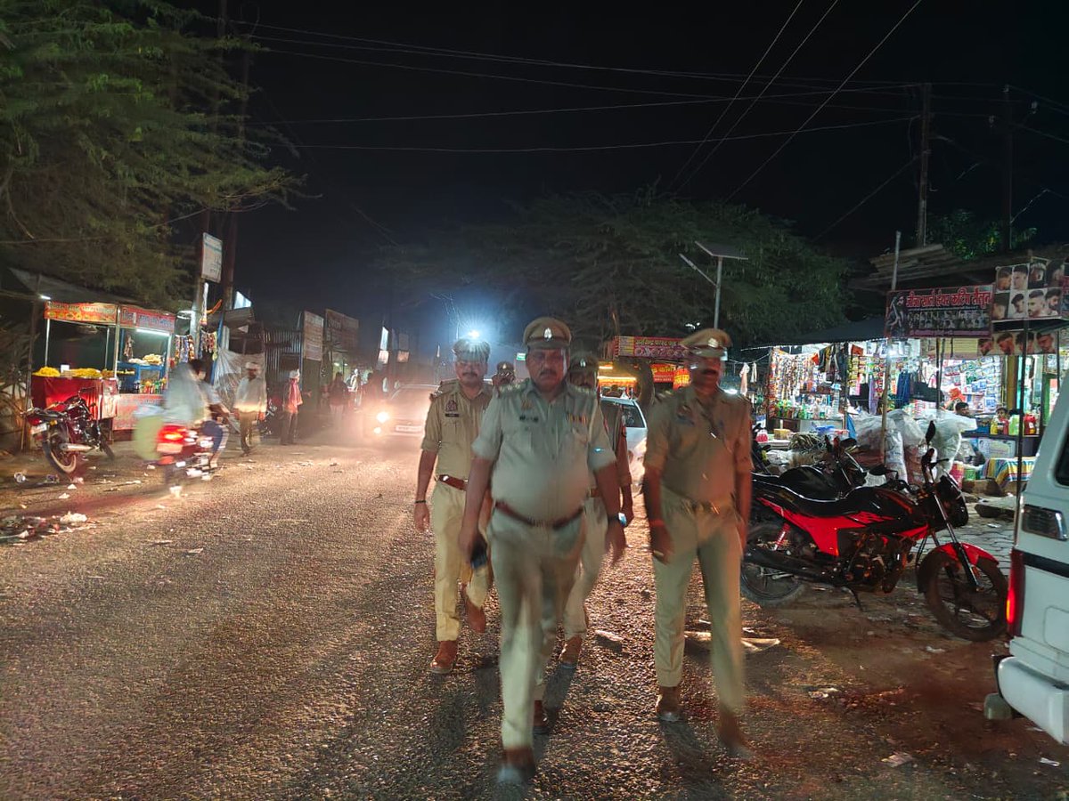 पुलिस अधीक्षक महोबा के निर्देशन में जनपद में शान्ति/सुरक्षा एवं कानून व्यवस्था को सुदृढ़ बनाये रखने हेतु थाना पनवाड़ी पुलिस टीम द्वारा थाना क्षेत्रान्तर्गत प्रमुख कस्बा/बाजार व मिश्रित आबादी वाले स्थानों पर पैदल गस्त किया गया तथा संदिग्ध व्यक्तियों/वाहनों के प्रति सघन चेकिंग