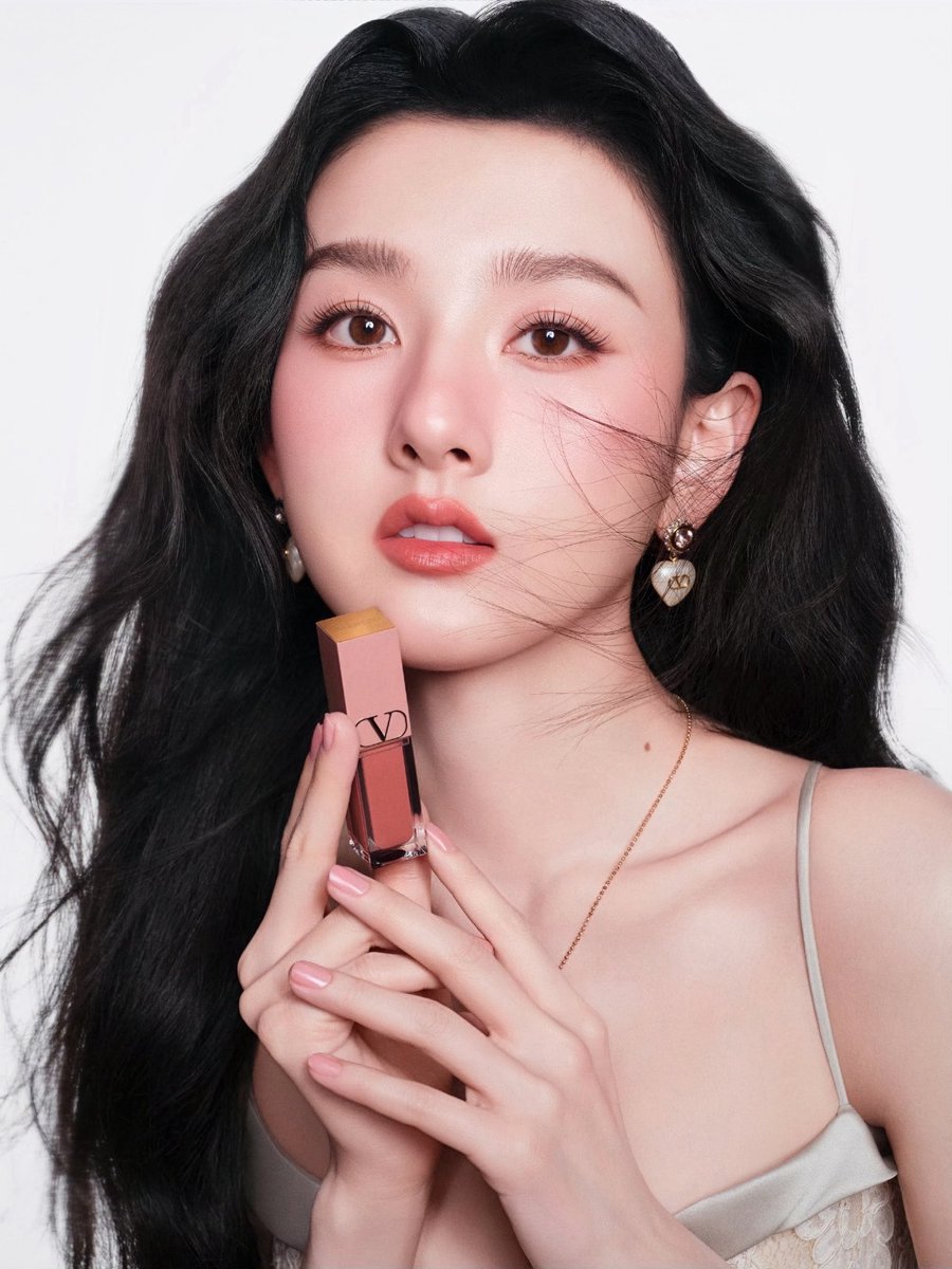 #WonderBeauty

หนึ่งแท่งใช้ได้ทั้งปากและแก้ม จบลุคง่าย ๆ พร้อมคุมฟีลสวยละมุนรับฤดูใบไม้ผลิ–ฤดูร้อนได้อยู่หมัด
เนื้อครีมน้ำนมเปลี่ยนเป็นสัมผัสนุ่มฟุ้งแบบพาวเดอร์ ทาบนริมฝีปากสีชัดสวย แต้มบนแก้มก็ช่วยขับผิวให้ดูสดใสมีชีวิตชีวา

ไปพร้อมกับแบรนด์แอมบาสเดอร์ของ #VALENTINO Beauty อย่าง