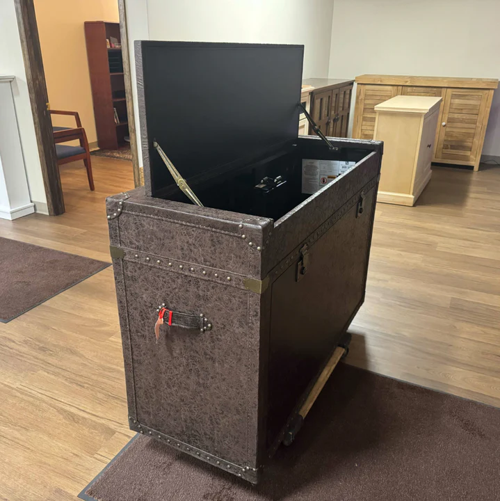 tvliftcabinet's tweet photo. Showroom Deal - Ellis Trunk 73007 Leather TV Lift Cabinet   Now $2,199 (Reg. $3,499) Old World style. Modern tech. Timeless look.

Shop it: https://t.co/7TIOWN9A2k

#Touchstone #TVLiftCabinet #EllisTrunk #LeatherFurniture #HomeStyle #SmartHome #FurnitureDeals #InteriorDesign https://t.co/QI6DthFGfQ