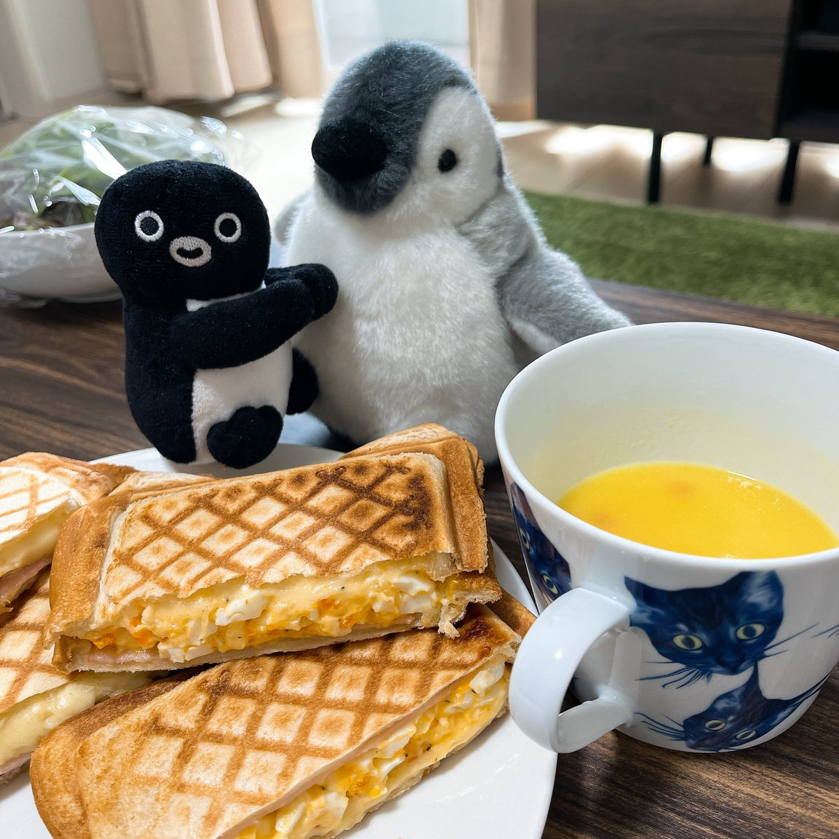 🐧🍞🐧
お姉ぺん！今日はホットサンドだよー
ハム卵とツナマヨなんだってﾜｸﾜｸ
ペンちゃん、ホットサンドメーカーは神なんだよｴﾍﾍ))📢🐧